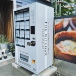 〈制作実績〉ザキッチンフードアトリエ様冷凍自販機ラッピング